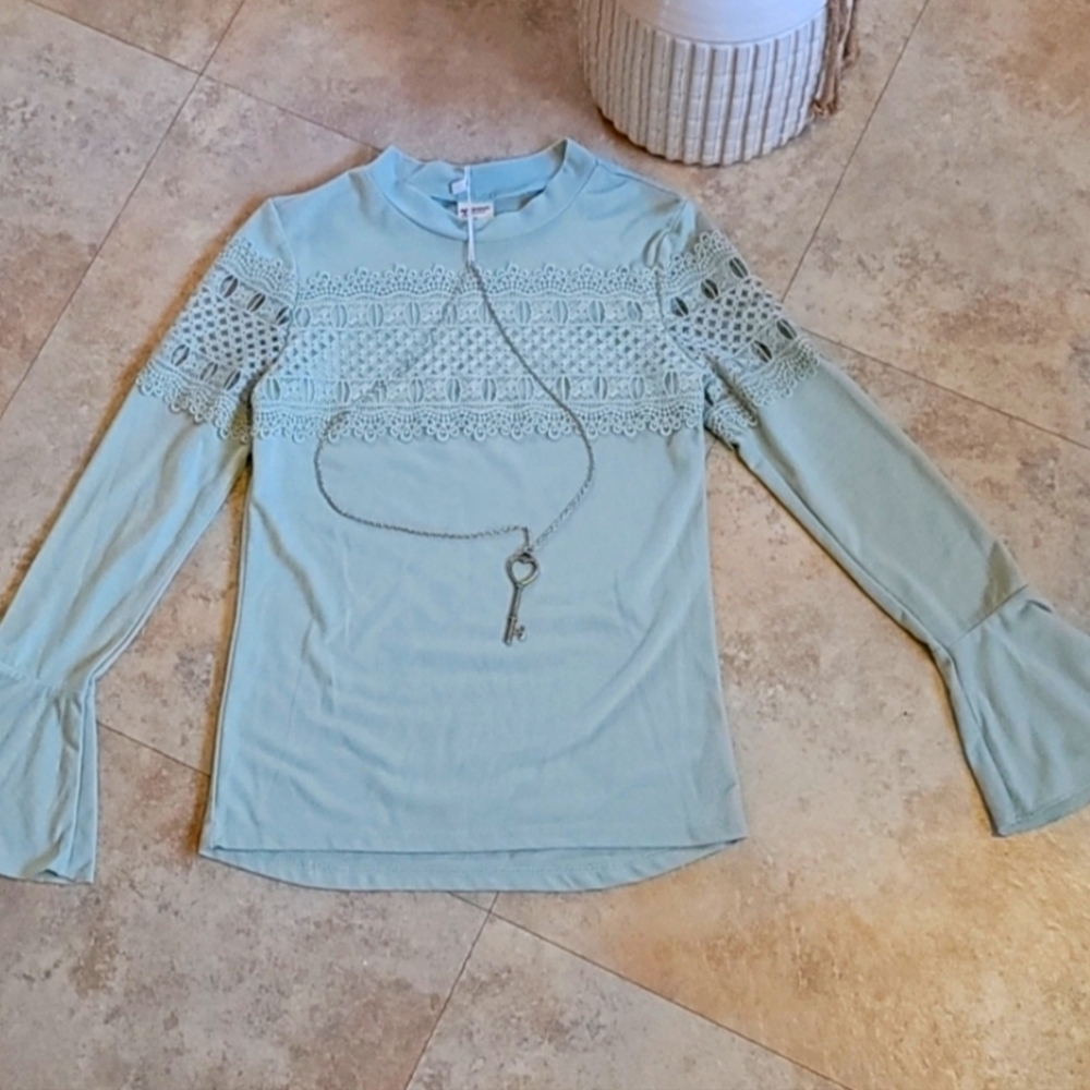 Bell bottom sleeve top w necklace